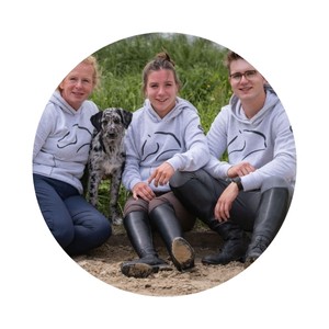A team: Mara, her mother Viola, her brother Frederik and young dog Millie.