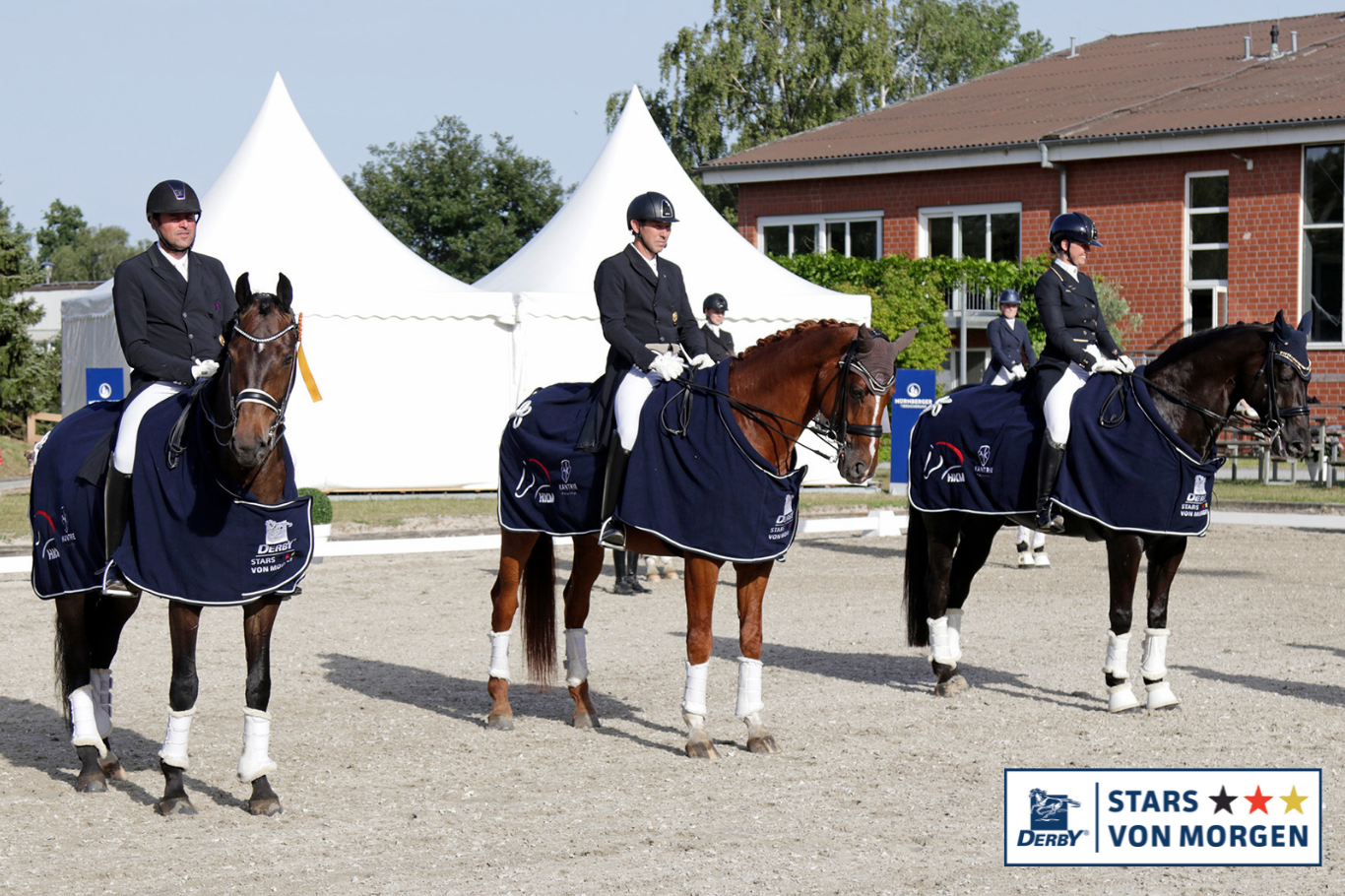 Award ceremony of the qualifying competition in Langenfeld 2022: The top three from left to right: Heiner Schiergen with Sermiras, Christian Reisch with Qattani and Charline Wetzler with Dresscode, all with blankets of honour sponsored by HKM.